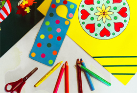 Bunt bemalte und beklebte Tischsets mit Schere und Buntstiften. Bunt bemalte und beklebte Tischsets mit Schere und Buntstiften.