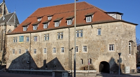 Der Salemer Pfleghof von außen. Es ist ein großes mittelalterliches Gebäude mit hohem Dach.