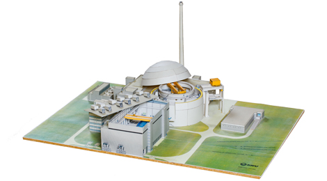 Kartonmodell eines Atomkraftwerkes.