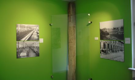 Ausstellungsraum: Wand mit zwei Fotografien.