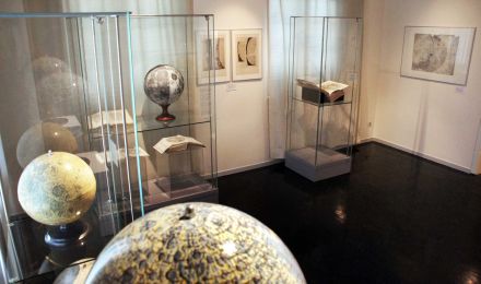 Ausstellungsraum mit mehreren Globen, die den Mond abbilden. Darunter auch der Mond-Globus von Tobias Mayer in einer Nachbildung.