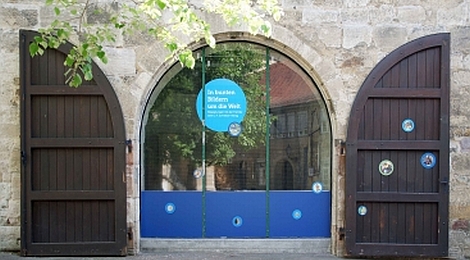 Bogenförmiges Fenster mit Klappläden im Schwörhaus. Es gehört zum Museumsbereich.