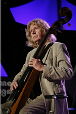 Eberhard Weber spielt Elektrobass auf der Bühne.
